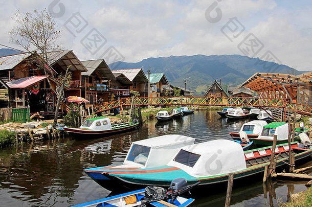色彩斑斓的房子船停一边小河关闭cocha湖哥伦比亚