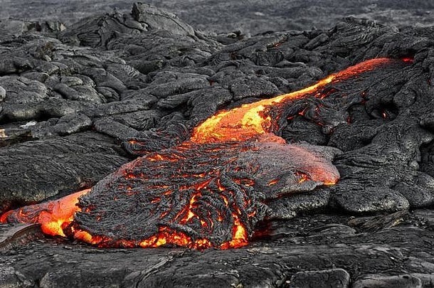 热岩浆活跃的熔岩流出现裂缝流以前沉积黑暗强烈结构化岩石发光的熔岩显示