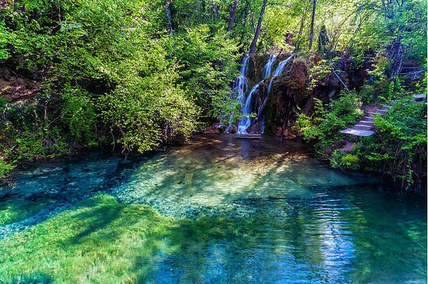美丽的瀑布小湖绿色水域绿色森林废料北希腊