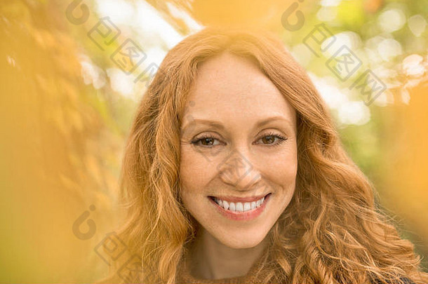 关闭肖像微笑女人红色的头发