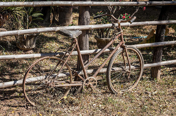 生锈的古董自行车混凝土墙