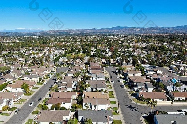 空中视图住宅郊区包装房屋社区蓝色的天空一天欧文橙色县美国