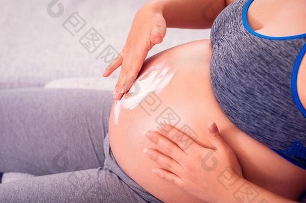 怀孕了女人<strong>摩擦</strong>肚子身体乳液拉伸标志着<strong>皮肤</strong>怀孕