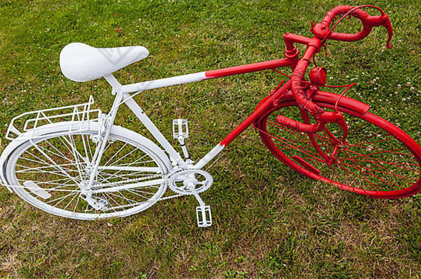 上视图自行车画红色的白色草