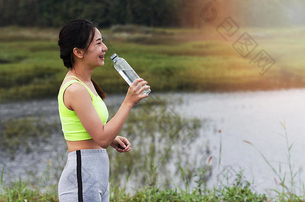 有吸引力的健康的健身女孩喝水锻炼跑步者女孩休息培训