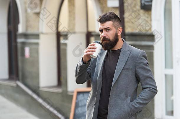 喝咖啡商人lumbersexual外观享受咖啡打破业务中心放松充电男人。有胡子的赶时髦的人喝咖啡纸杯sip咖啡
