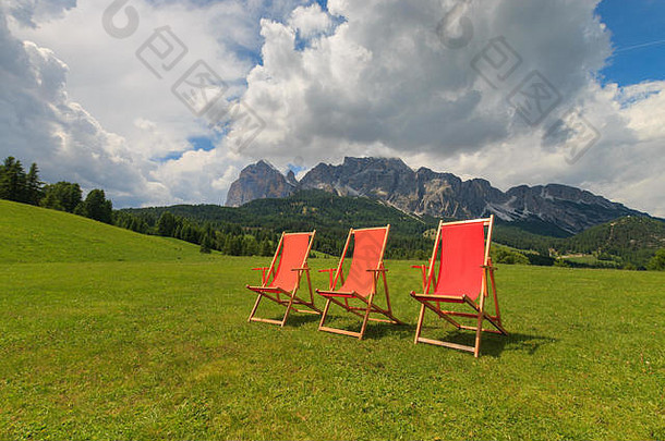 座位放松享受色彩斑斓的甲板椅子草地邀请保持长白云石山脉帷幕d钬檃mpezzo意大利