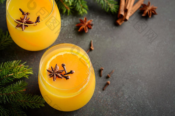 秋天冬天鸡尾酒热辣的橙色穿孔香料假期概念装饰冷杉分支机构香料