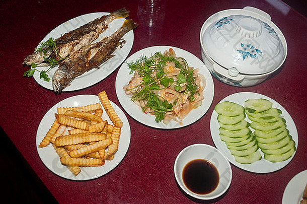 越南传统的食物服务船