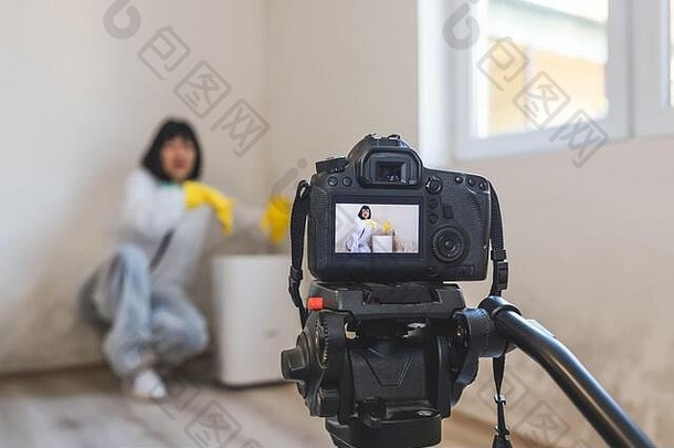 视频相机拍摄女人除湿机清洁干燥空气坏模具真菌增长室内墙净化器孢子