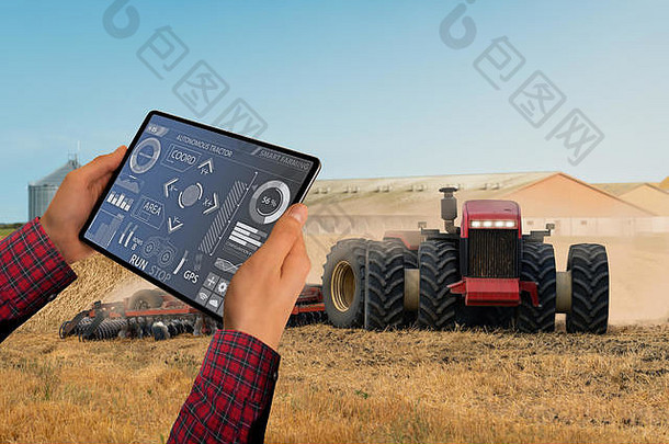 农民数字平板电脑控制自治拖拉机聪明的农场