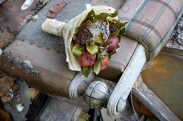 群腐烂的水果枯萎的花躺残余破碎的家具