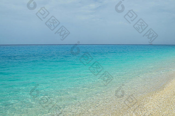 平静热带海清澈的翡翠水明亮的桑迪海滩