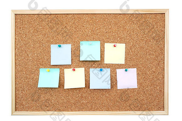 色彩斑斓的空白便利贴笔记贴软木板孤立的白色