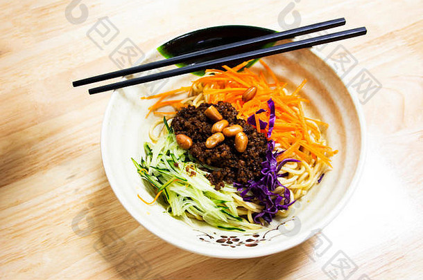 面条一流的脆皮猪肉沙拉蔬菜中国人风格出售当地的餐厅汕头小镇汕头城市广东中国