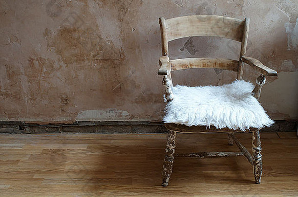 木椅子木地板上只石膏墙毛茸茸的白色缓冲