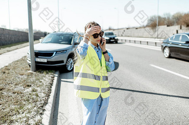 不好意思女人调用路援助站车路事故高速公路