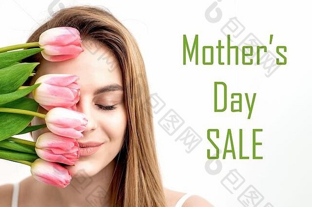 年轻的女人粉红色的郁金香关闭眼睛白色背景文本母亲的一天出售