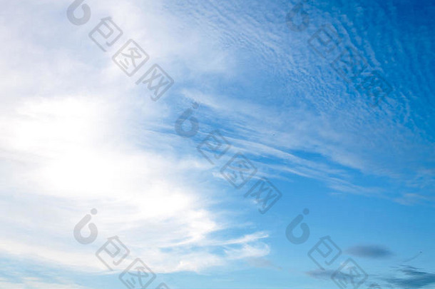 蓝色的白色多云的天空背景自然纹理