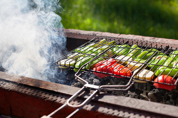 蔬菜烤烧烤木炭烟火自然绿色草背景绿色辣椒西葫芦红色的西红柿