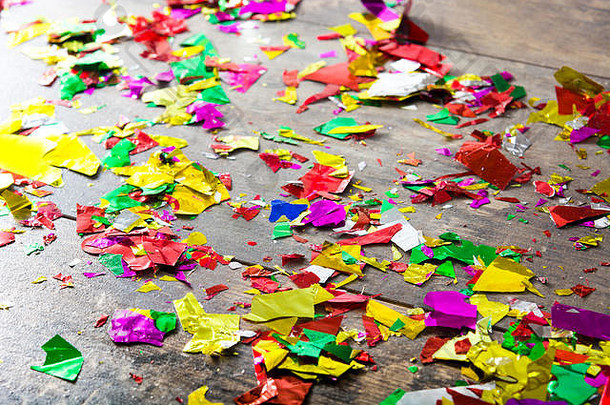 色彩斑斓的五彩纸屑木表格聚会，派对概念前视图