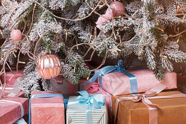 美丽的圣诞节礼物盒子地板上冷杉树房间圣诞节礼物装饰快乐冬天假期