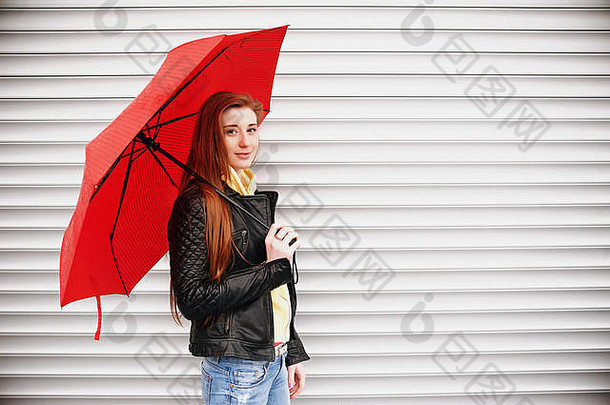 漂亮的女孩长红色的头发黑色的皮革夹克红色的伞手走微笑肖像开放空气