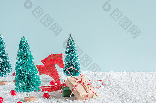 圣诞节背景冷杉树马玩具礼物盒子红色的浆果雪背景有创意的圣诞节卡复制空间