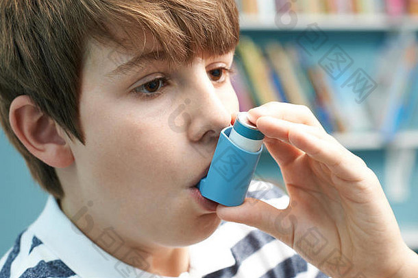 男孩吸入器治疗哮喘攻击