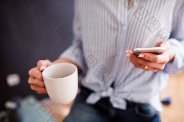 上腹部年轻的女人咖啡智能手机启动小业务