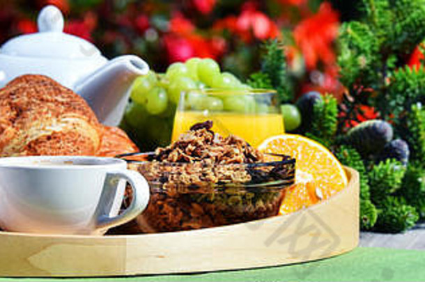 早餐服务咖啡橙色汁羊角面包谷物水果花园