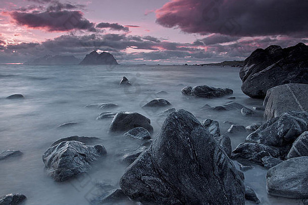 罗弗敦群岛岛屿<strong>午夜太阳</strong>典型的岩石海岸线岛瓦罗里moskenesstraumen