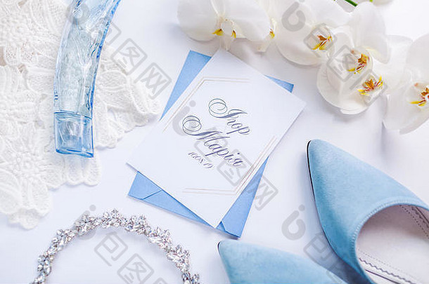 婚礼邀请包围花新娘的蓝色的鞋子珠宝早....新娘