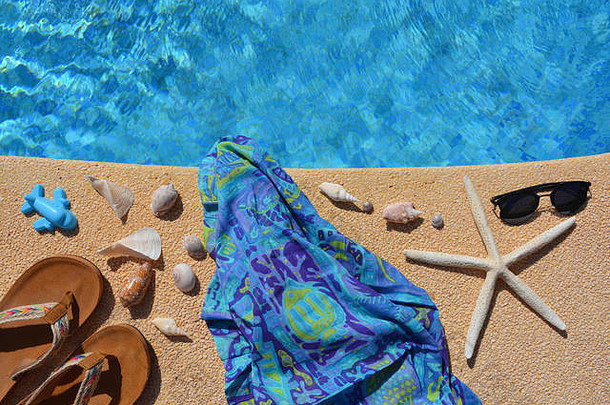夏天假期平躺凉鞋海星贝壳太阳镜海滩玩具游泳池高角视图复制空间