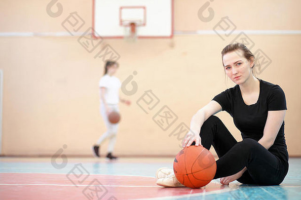 女孩健身房玩篮球