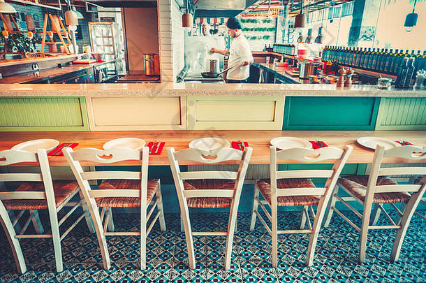 现代内部视图餐厅室内厨房区域行椅子表餐具盘子当代装饰明亮的颜色