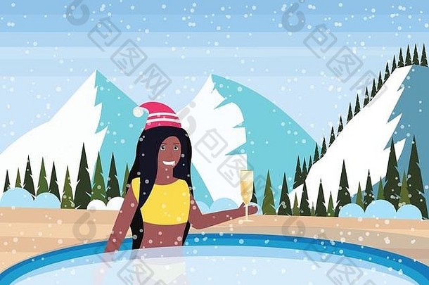 女人持有香槟放松户外游泳池奢侈品度假胜地雪山冷杉树森林景观背景冬天假期概念平水平
