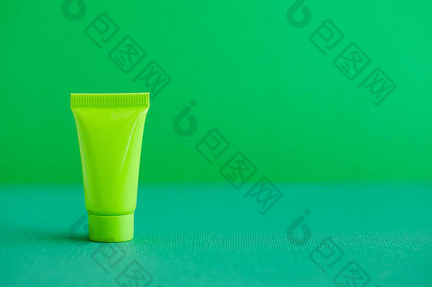 空白绿色化妆品管绿色植物背景简单的塑料容器模拟包装设计浅深度场复制空间摄影