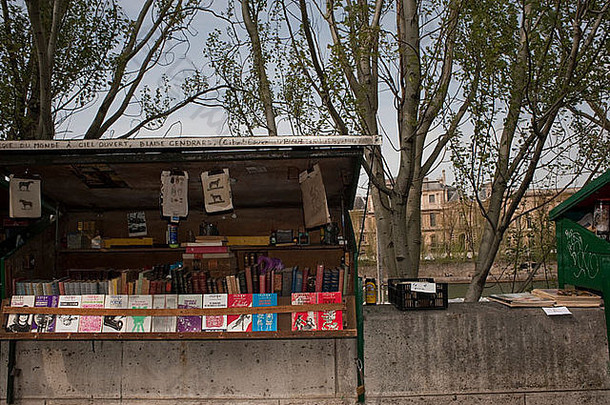 书出售人行道上市场巴黎法国旋转书店书卖家