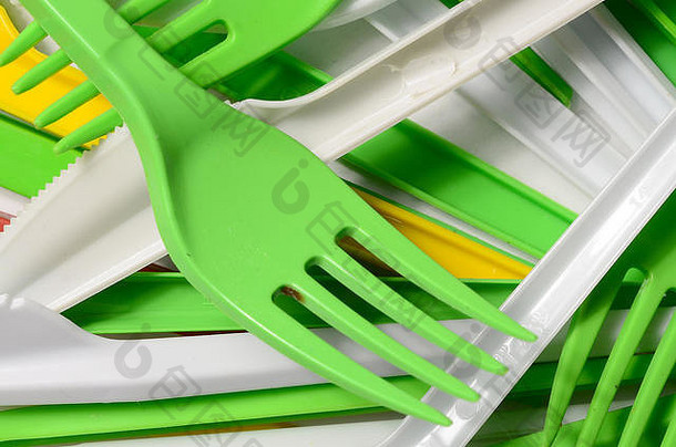 桩明亮的黄色的绿色白色塑料厨房用具电器生态问题塑料污染