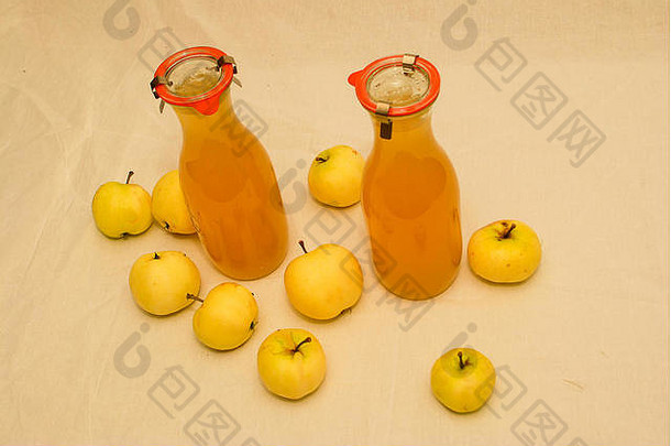 新鲜瓶装自制的applejuice包围苹果