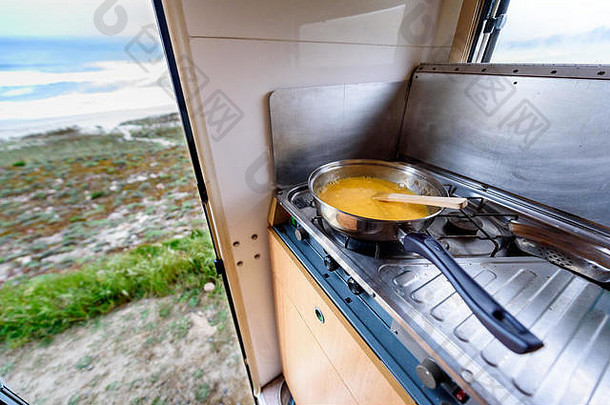 烹饪晚餐早餐露营者海滩视图准备鸡蛋优秀的视图内米尼亚海滩加利西亚西班牙旅行电动机