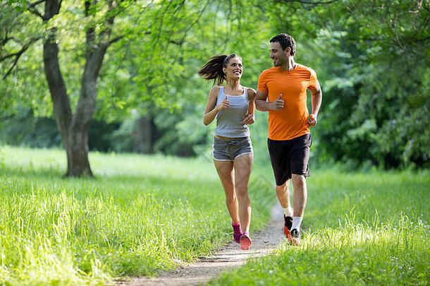 健康的适合运动型夫妇运行自然