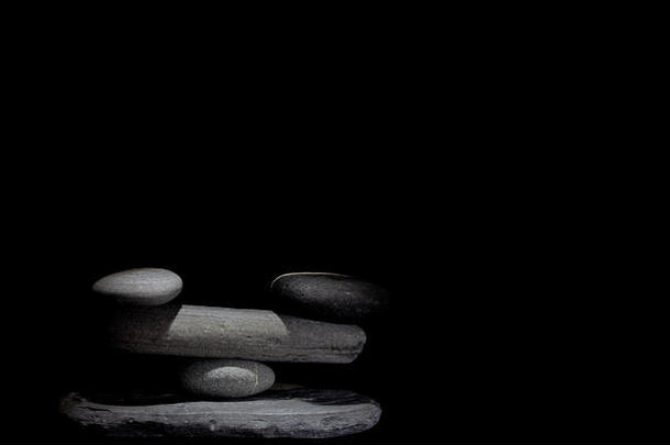 石头平衡软光黑色的背景
