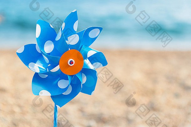 蓝色的白色风车玩具海滩