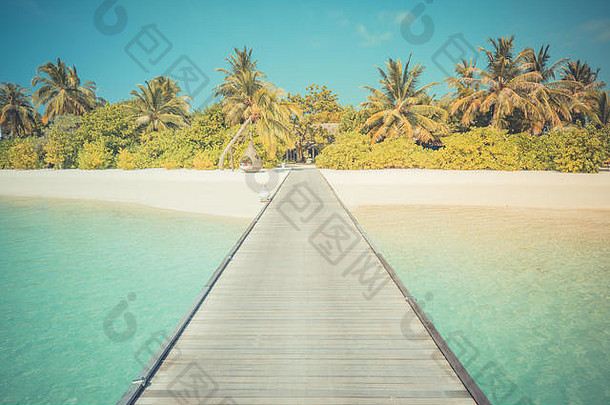 完美的热带风景木码头码头白色沙子蓝色的海异国情调的热带海滩横幅岛景观