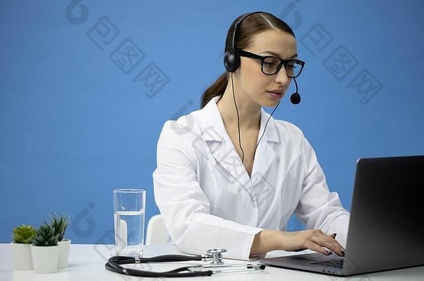 在线医疗咨询有吸引力的医生耳机会说话的病人