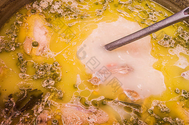 特写镜头美味的厄瓜多尔汤黄色的颜色蔬菜肉金属工具激动人心的