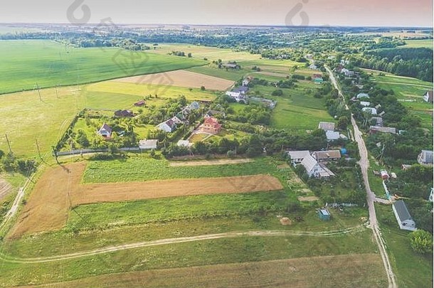夏天农村景观空中视图视图绿色字段村国家路