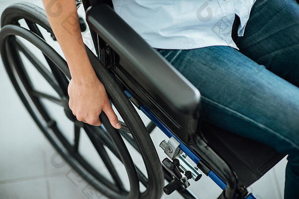 女人轮椅的手轮关闭残疾障碍概念